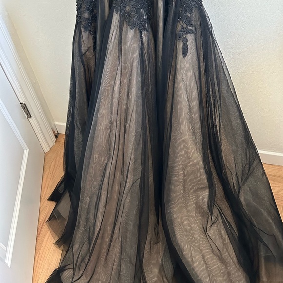 Mac Duggal Black Embellished Prom Ballgown Dress - Picture 8 of 9